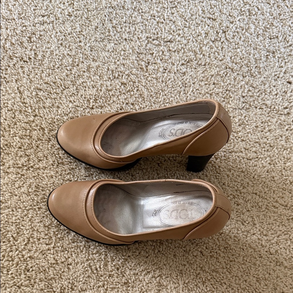Tod's Tan Round-Toe Mid Heel Pumps